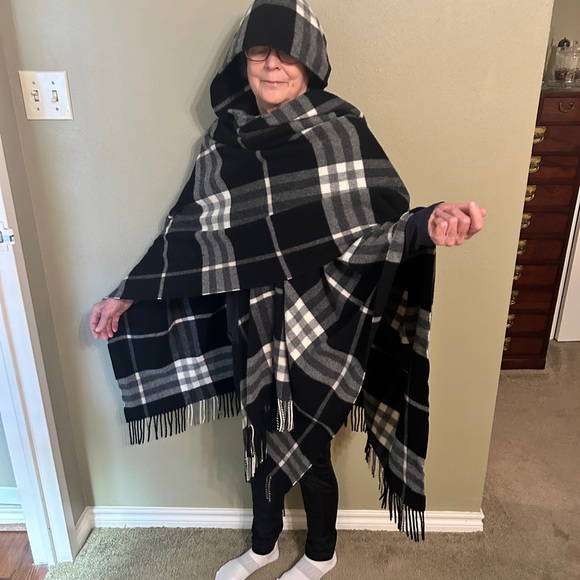 Burberry Plaid Cape with Hood. Bought at London Burberry store - Picture 4 of 12